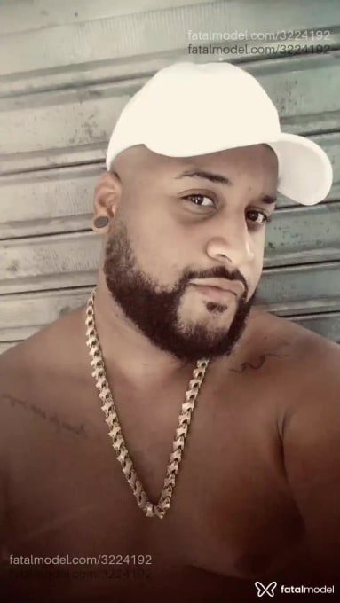 Acompanhante homem com cabelo castanho de olhos pretos em Feira de Santana Acompanhante homem com cabelo castanho de olhos pretos em Feira de Santana - Gustavo