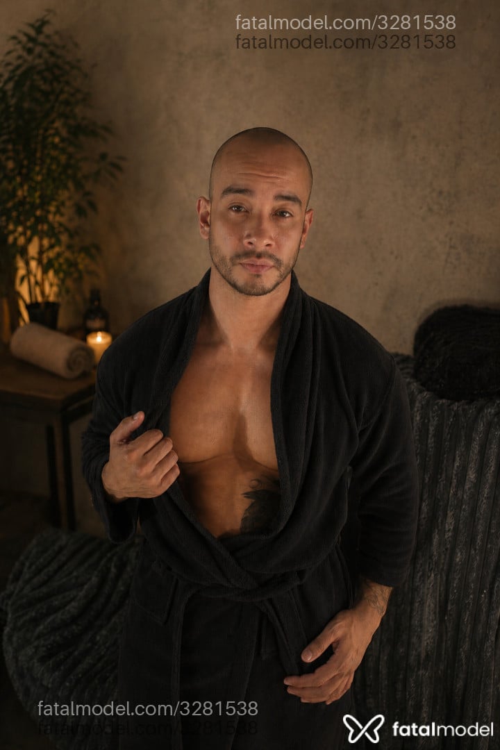 Acompanhante homem sem cabelo de olhos castanhos - Gustavo Acompanhante homem sem cabelo de olhos castanhos - Gustavo