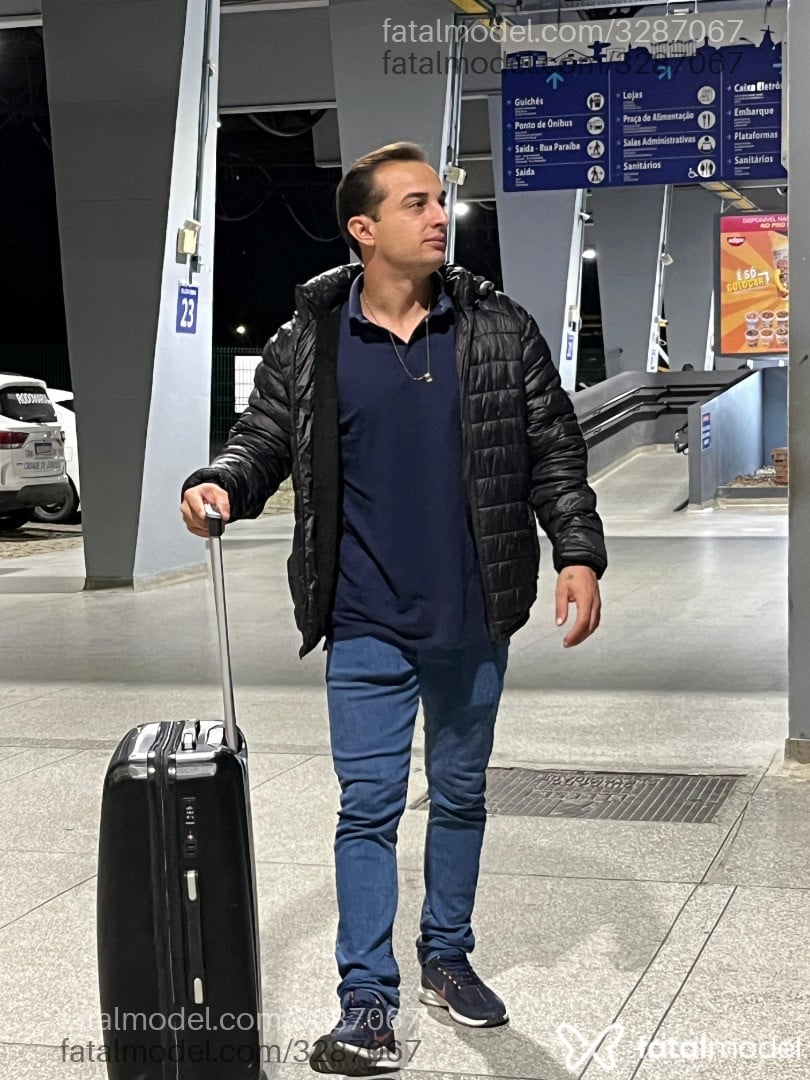Acompanhante homem com cabelo castanho de olhos castanhos - Henrique Acompanhante homem com cabelo castanho de olhos castanhos - Henrique