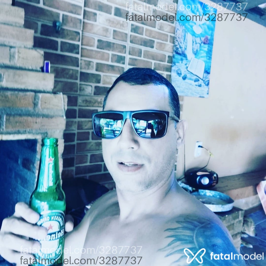 Acompanhante homem com cabelo castanho de olhos castanhos - Júnior