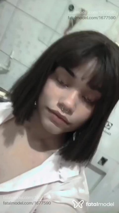 Acompanhante mulher com cabelo colorido de olhos pretos em Virtual - Tomie Nebollyn