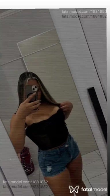 Acompanhante mulher loira (o) de olhos castanhos - Laís