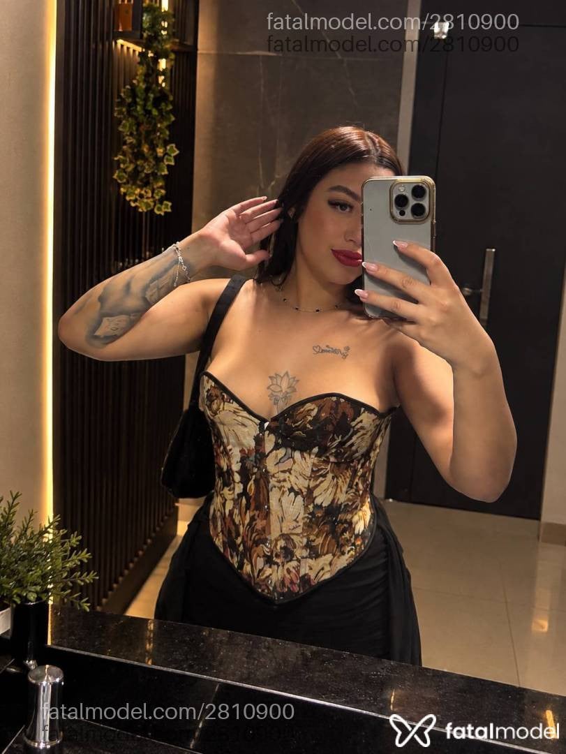 Acompanhante mulher com cabelo castanho de olhos pretos - Liz