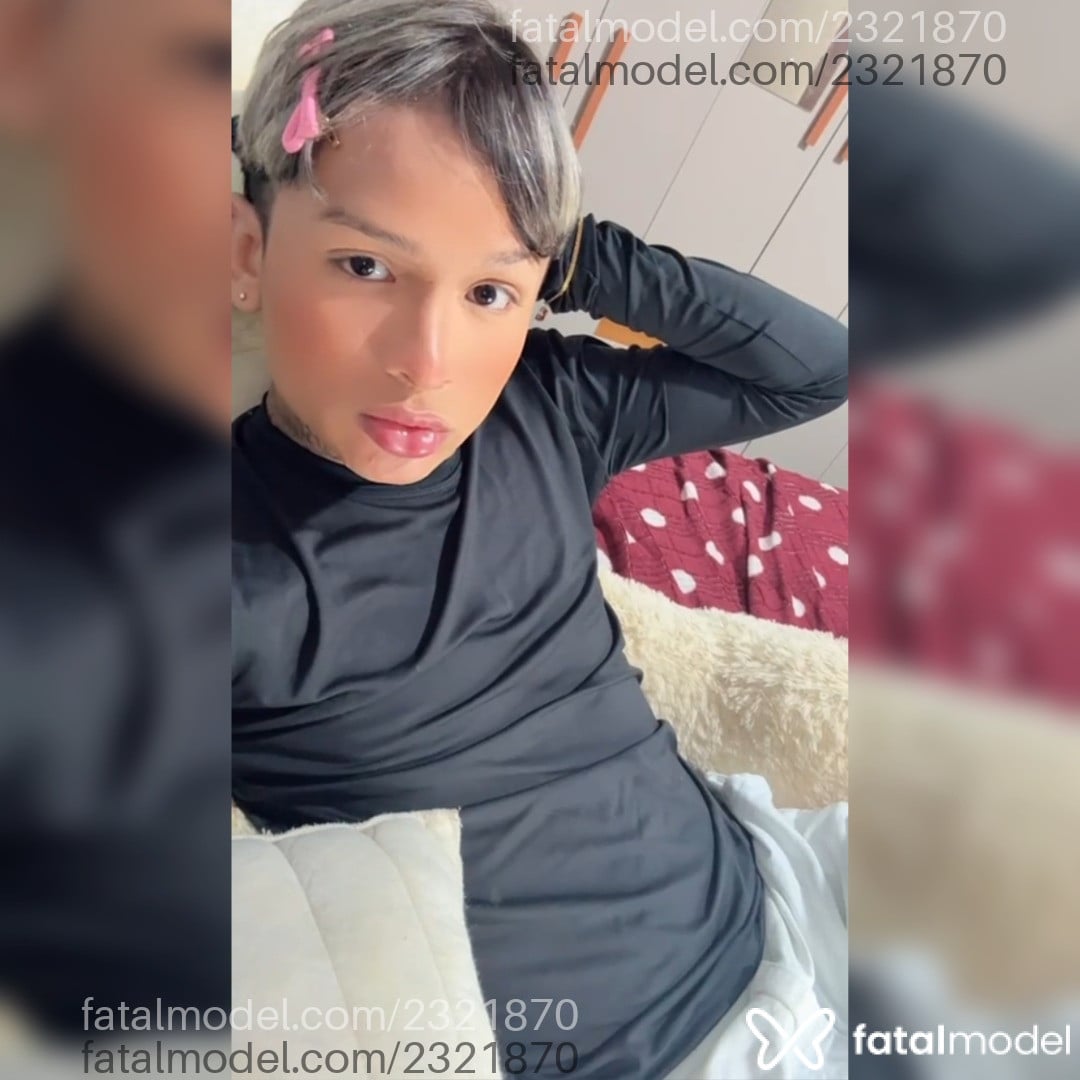 Acompanhante homem trans com cabelo castanho de olhos azuis - Rian Acompanhante homem trans com cabelo castanho de olhos azuis - Rian