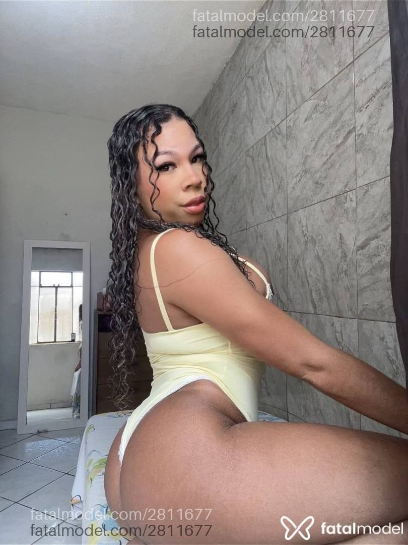 Acompanhante mulher trans morena (o) de olhos castanhos - Gabriela