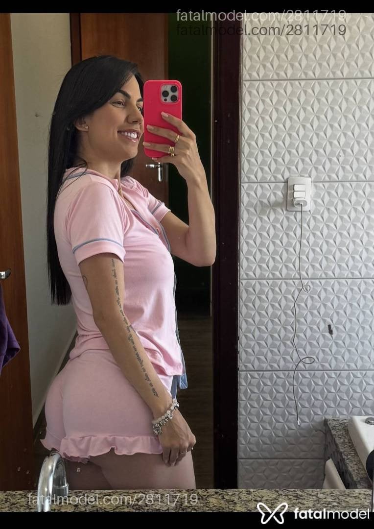 Acompanhante mulher com cabelo castanho de olhos mel em Araxá - Isadora Amorim