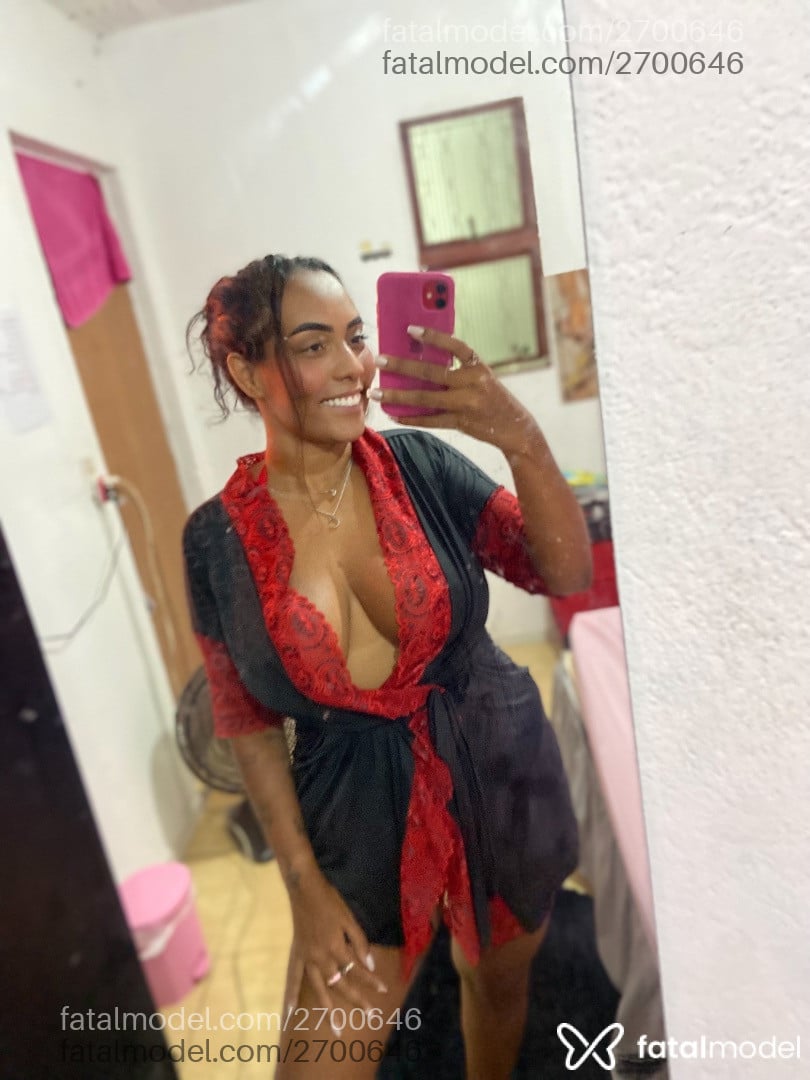 Acompanhante mulher morena (o) de olhos castanhos - Maya Colise
