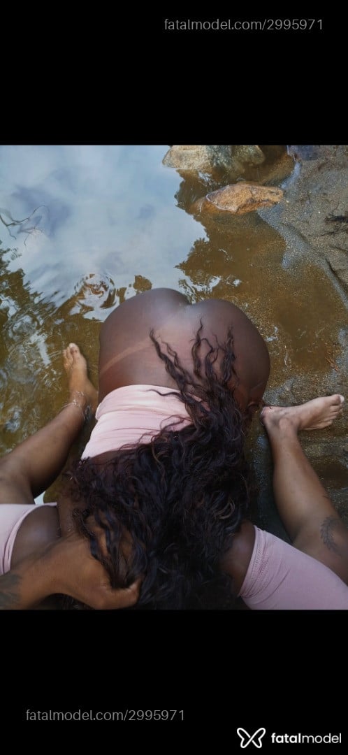 Acompanhante mulher com cabelo castanho de olhos castanhos em Magé Acompanhante mulher com cabelo castanho de olhos castanhos em Magé - Preta