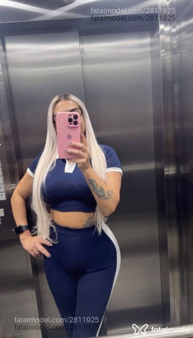 Acompanhante mulher loira (o) de olhos castanhos - Kiara Budnik
