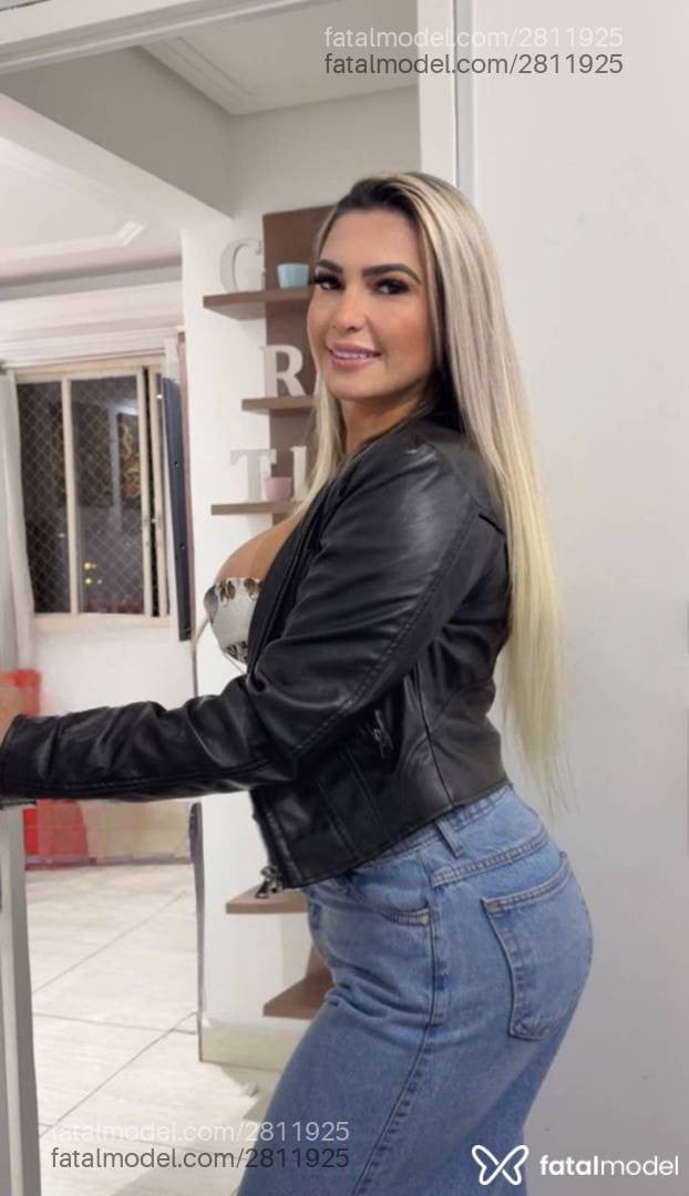 Acompanhante mulher loira (o) de olhos castanhos - Kiara Budnik