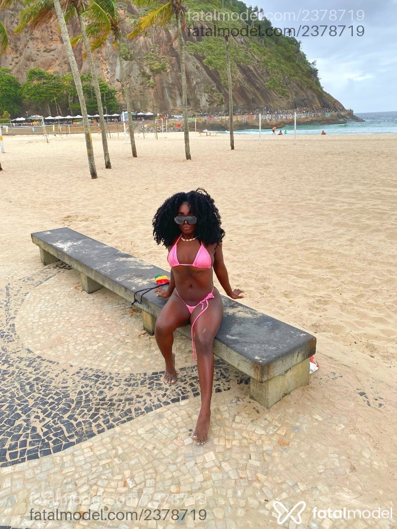 Acompanhante mulher com cabelo castanho de olhos pretos - Pérola Mendes