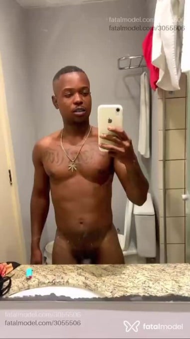Acompanhante homem com cabelo grisalho de olhos pretos em Salvador - Pretoofc
