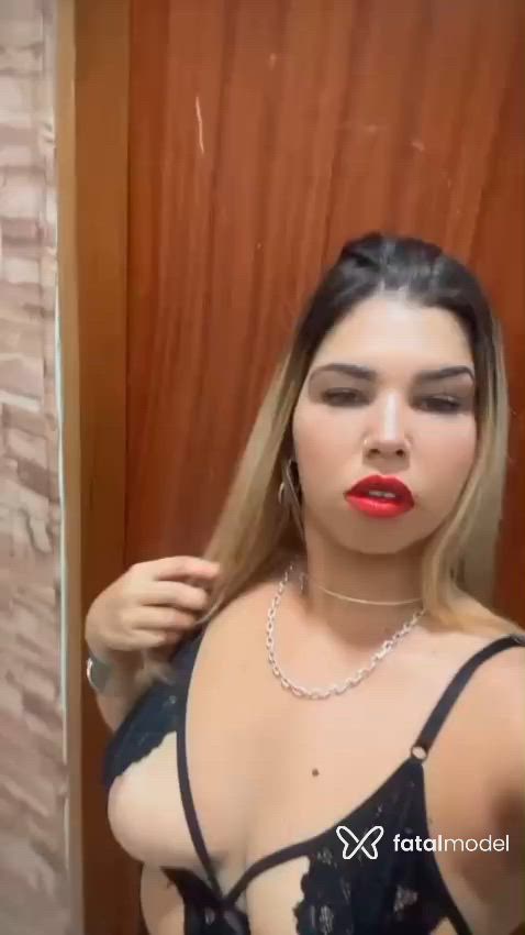 Acompanhante mulher loira (o) de olhos castanhos - Stefanny