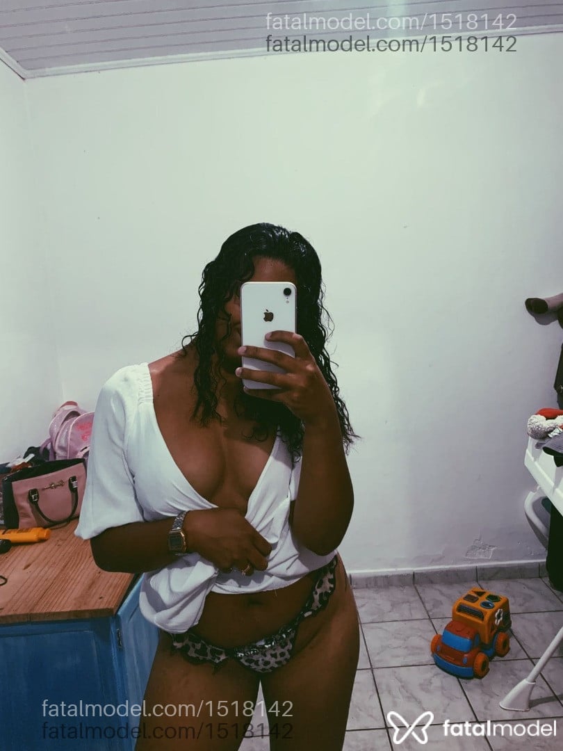 Acompanhante mulher morena (o) de olhos pretos - Maitê