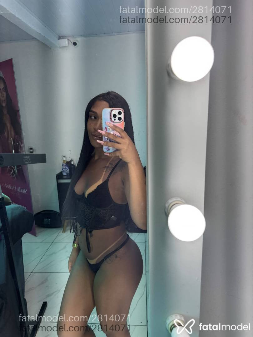 Acompanhante mulher com cabelo castanho de olhos castanhos - Meel