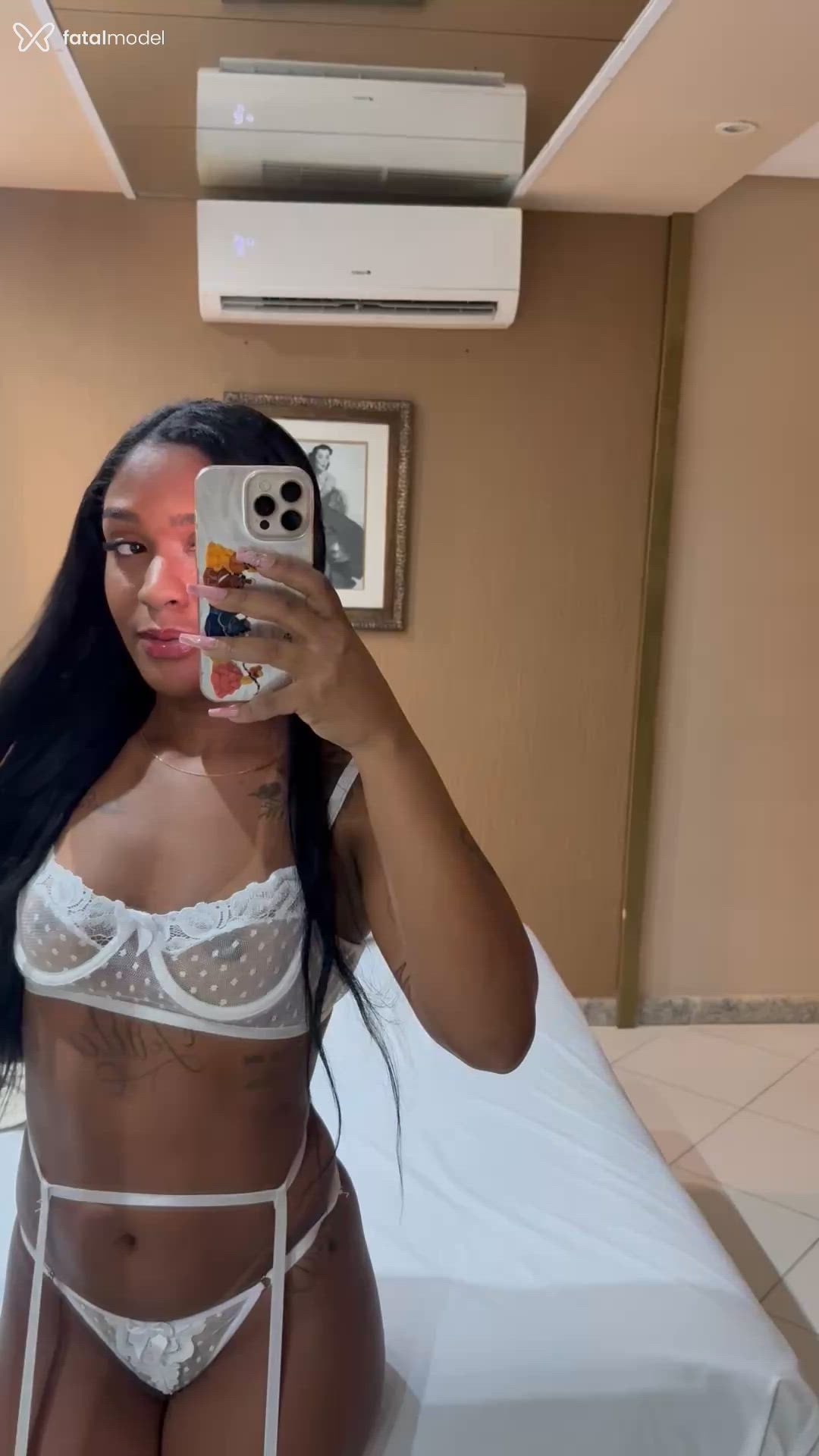 Acompanhante mulher com cabelo castanho de olhos castanhos em Salvador Acompanhante mulher com cabelo castanho de olhos castanhos em Salvador - Meel