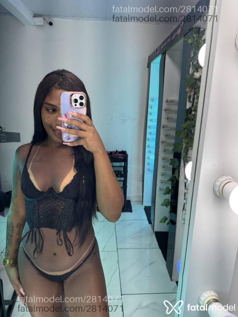 Acompanhante mulher com cabelo castanho de olhos castanhos - Meel