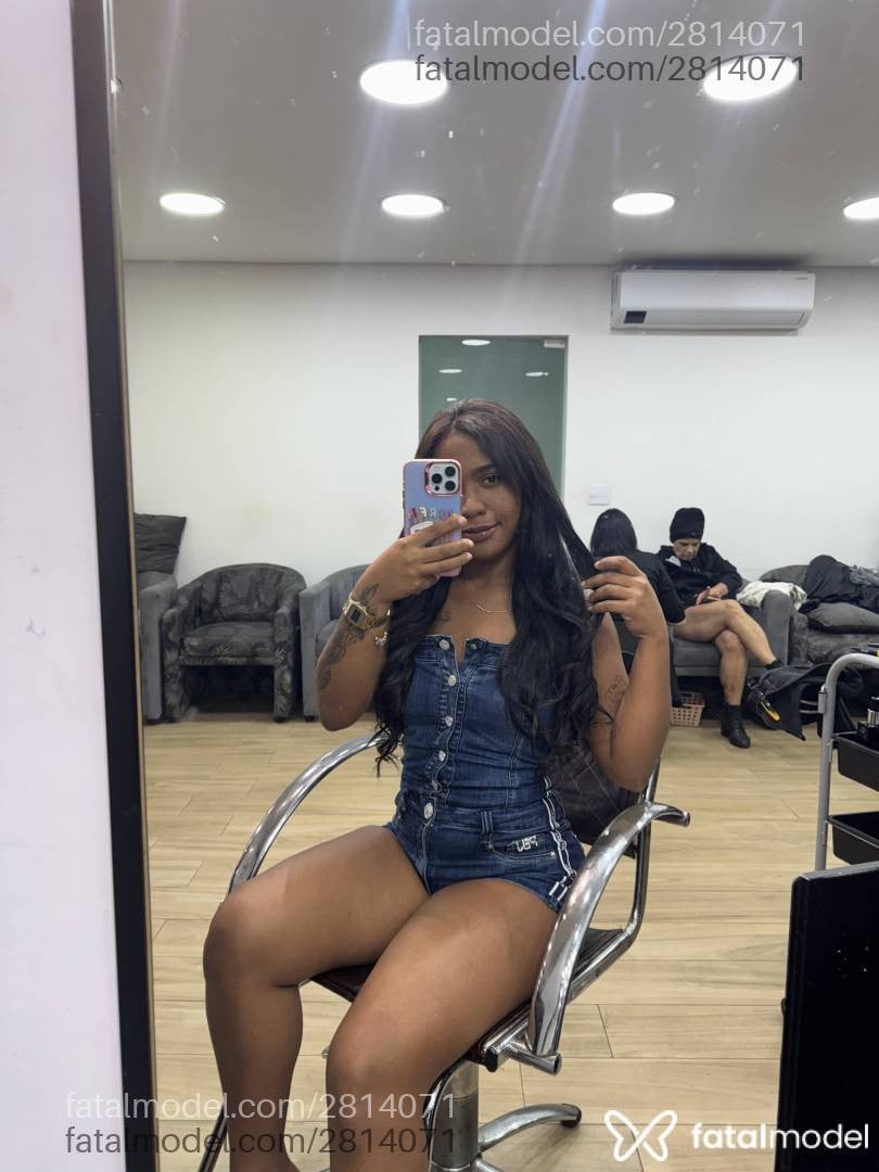 Acompanhante mulher com cabelo castanho de olhos castanhos - Meel