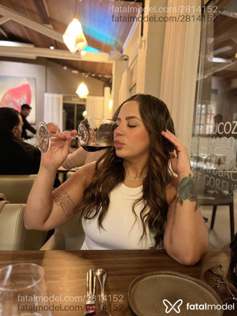 Acompanhante mulher com cabelo castanho de olhos verdes - Isabela Duarte