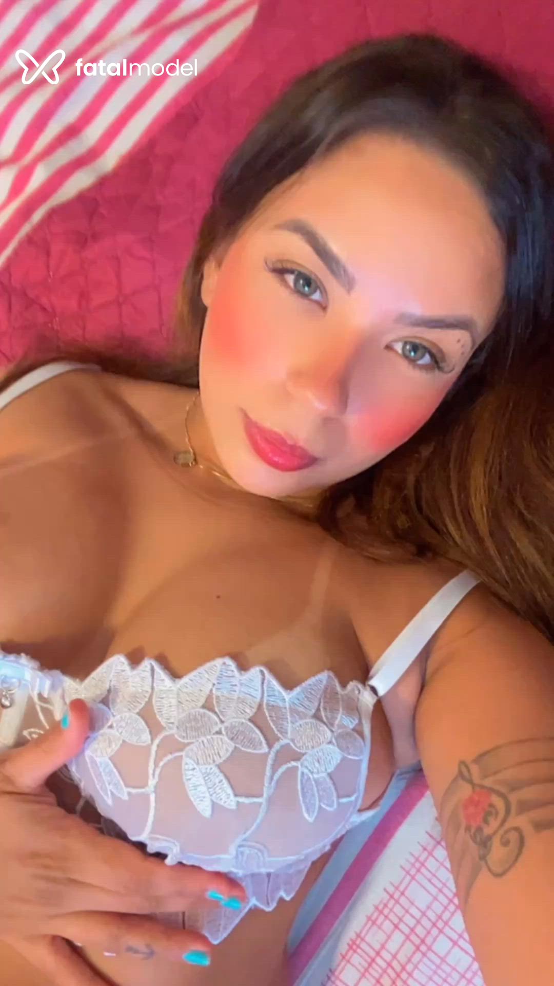 Acompanhante mulher com cabelo castanho de olhos verdes - Isabela Duarte