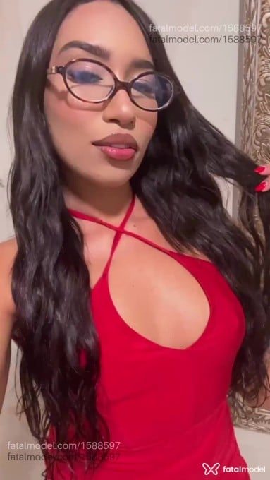 Acompanhante mulher morena (o) de olhos castanhos - Chocolatte Acompanhante mulher morena (o) de olhos castanhos - Chocolatte
