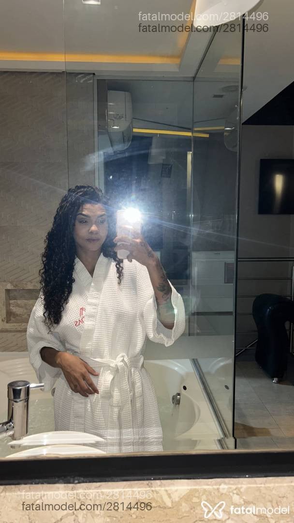 Acompanhante mulher com cabelo castanho de olhos castanhos - Bruna