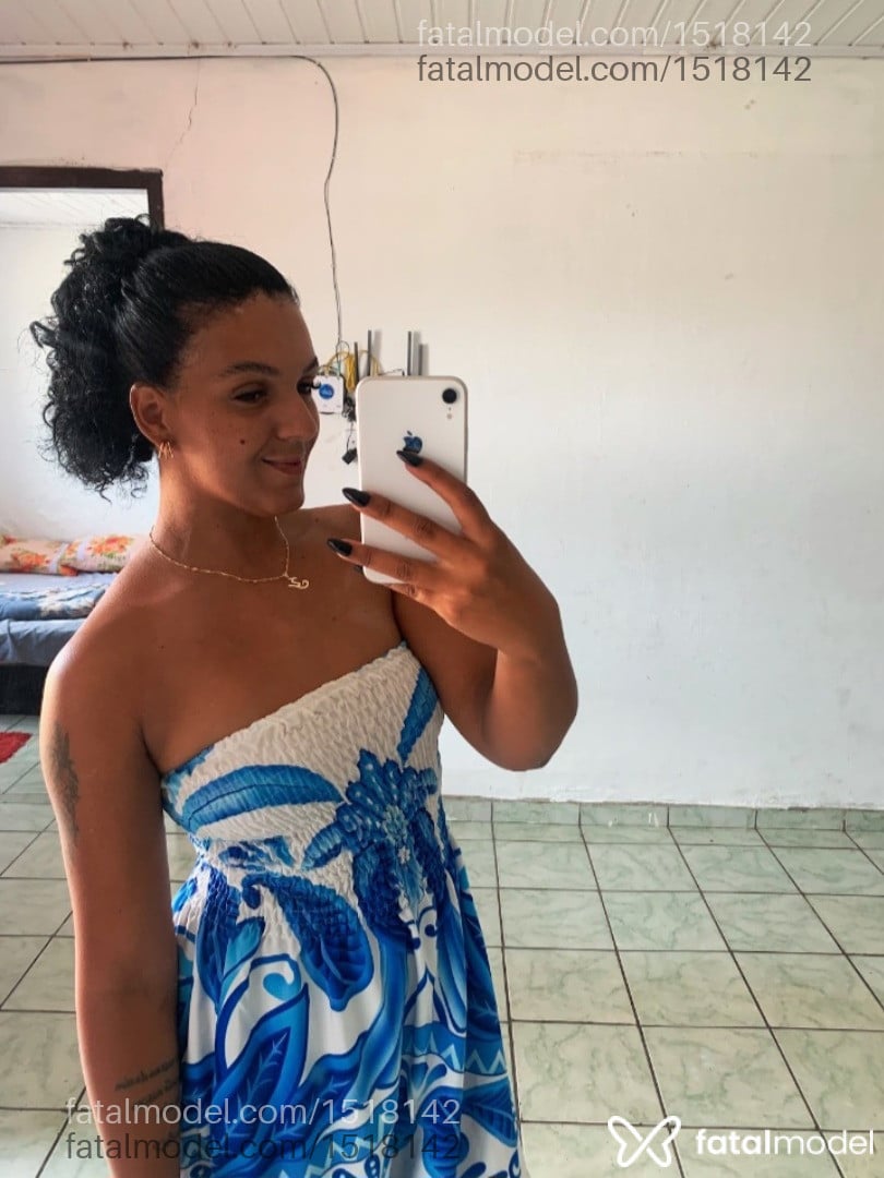 Acompanhante mulher morena (o) de olhos pretos - Maitê