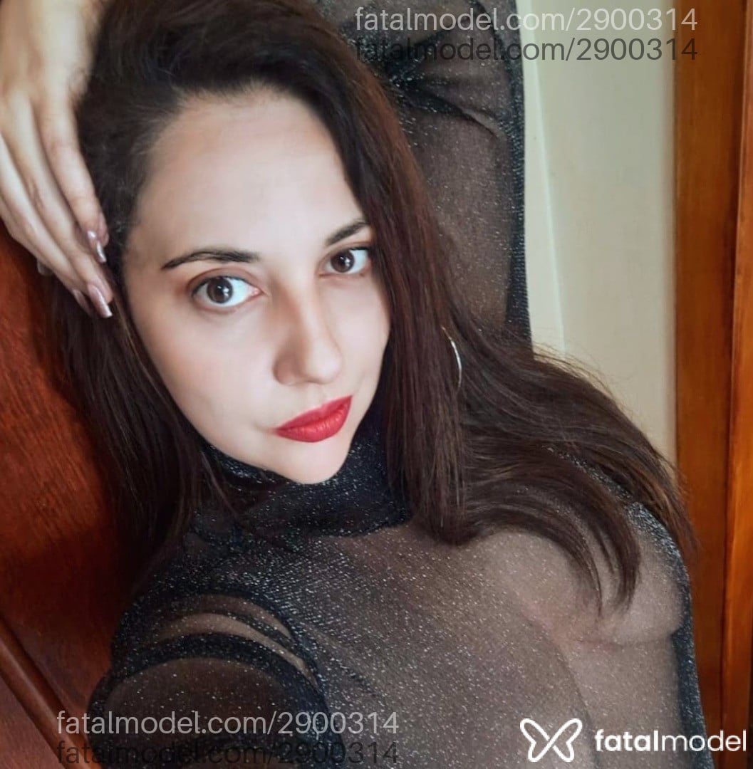Acompanhante mulher com cabelo castanho de olhos castanhos em Virtual - Lívia Yvee