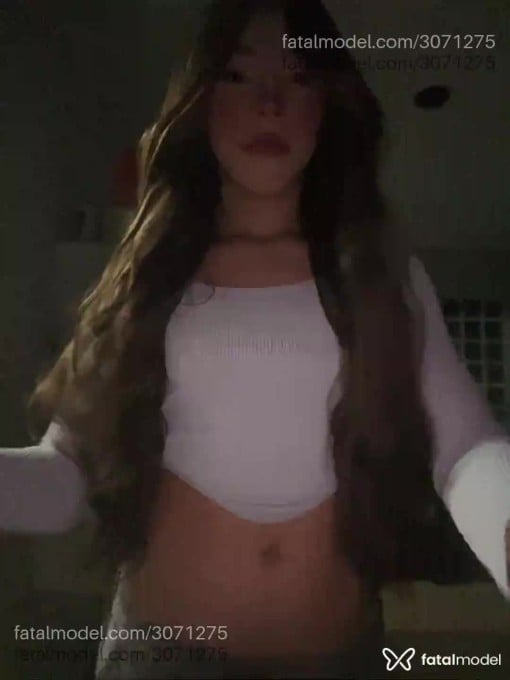 Acompanhante mulher trans com cabelo colorido de olhos castanhos em Brasília Acompanhante mulher trans com cabelo colorido de olhos castanhos em Brasília - Isabelle