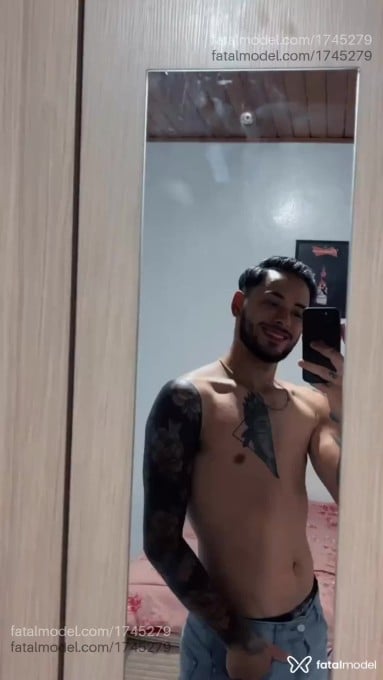 Acompanhante homem com cabelo castanho de olhos castanhos - Pedro Henrique
