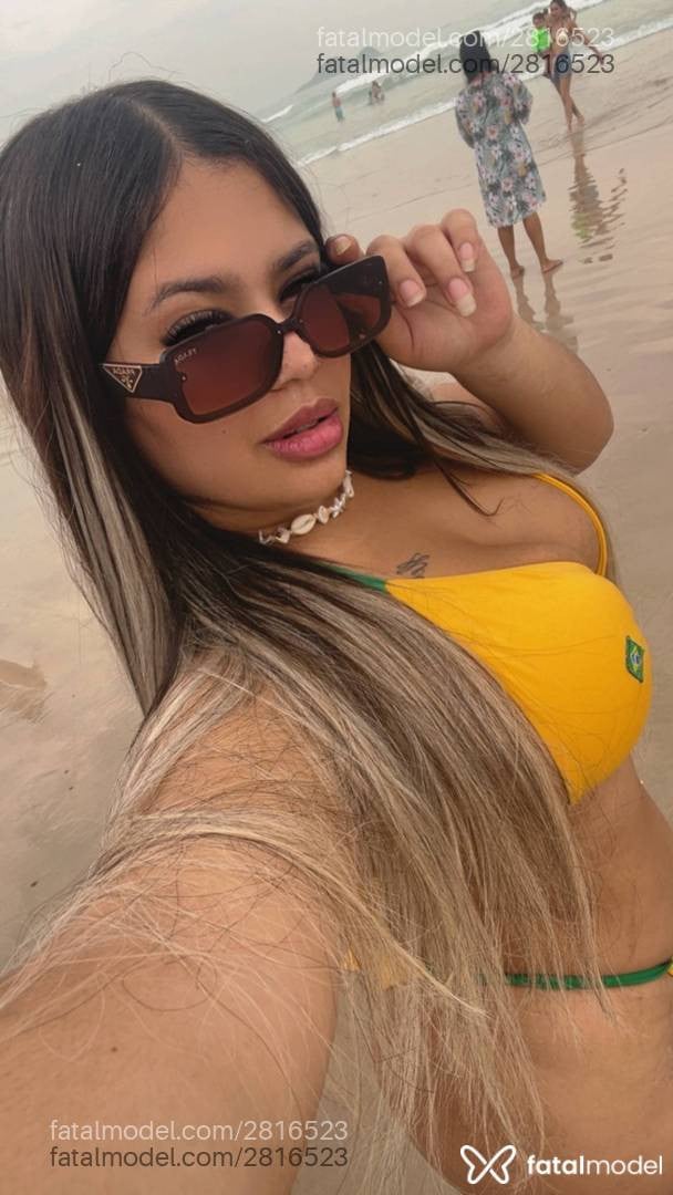 Acompanhante mulher loira (o) de olhos castanhos - Bia