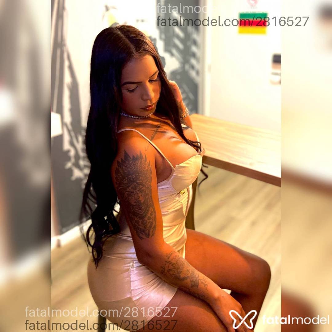 Acompanhante mulher trans morena (o) de olhos castanhos - Carol
