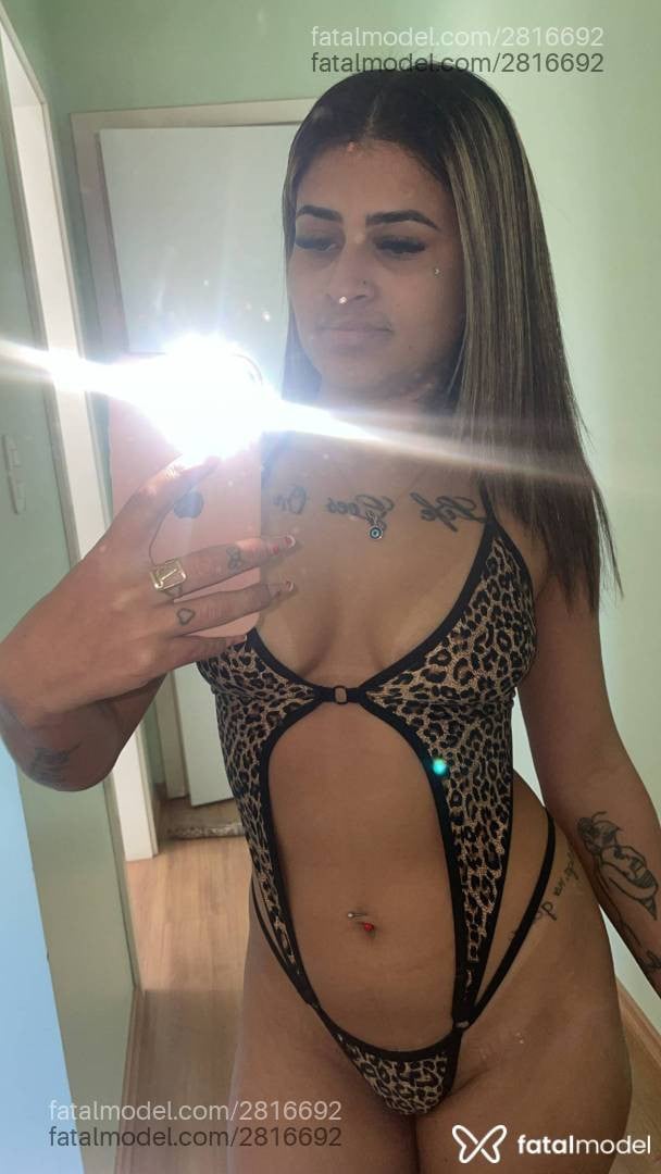 Acompanhante mulher com cabelo castanho de olhos castanhos - Lavínia Rocha