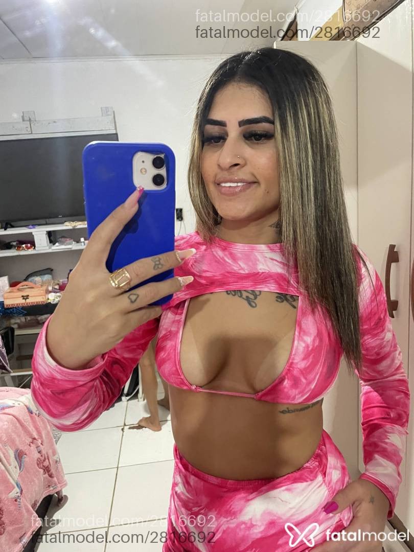 Acompanhante mulher com cabelo castanho de olhos castanhos - Lavínia Rocha