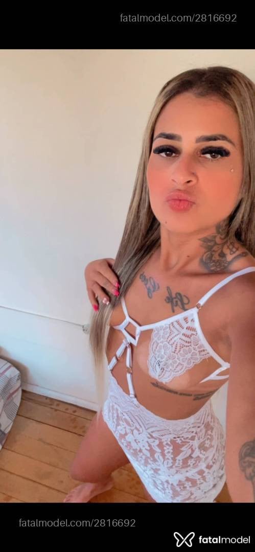 Acompanhante mulher com cabelo castanho de olhos castanhos - Lavínia Rocha