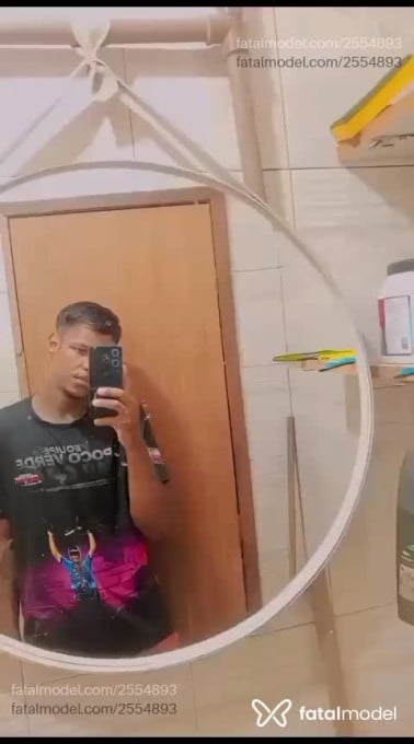 Acompanhante homem com cabelo colorido de olhos castanhos em Porto Belo Acompanhante homem com cabelo colorido de olhos castanhos em Porto Belo - Gabriel