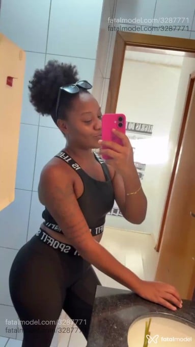 Acompanhante mulher com cabelo castanho de olhos pretos em Porto Alegre Acompanhante mulher com cabelo castanho de olhos pretos em Porto Alegre - Thalia