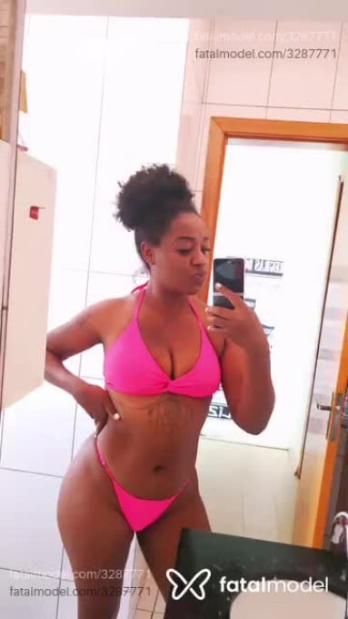 Acompanhante mulher com cabelo castanho de olhos pretos em Porto Alegre Acompanhante mulher com cabelo castanho de olhos pretos em Porto Alegre - Thalia