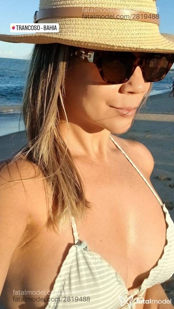 Acompanhante mulher loira (o) de olhos castanhos - Aline