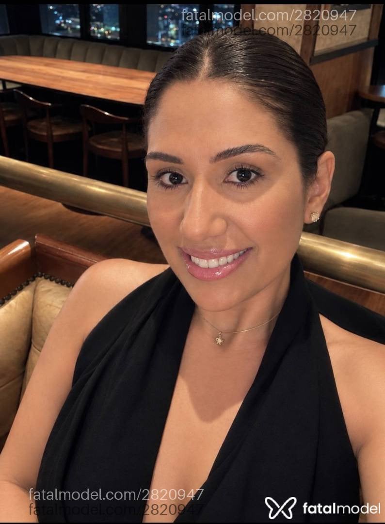 Acompanhante mulher morena (o) de olhos pretos - Taí Trejo