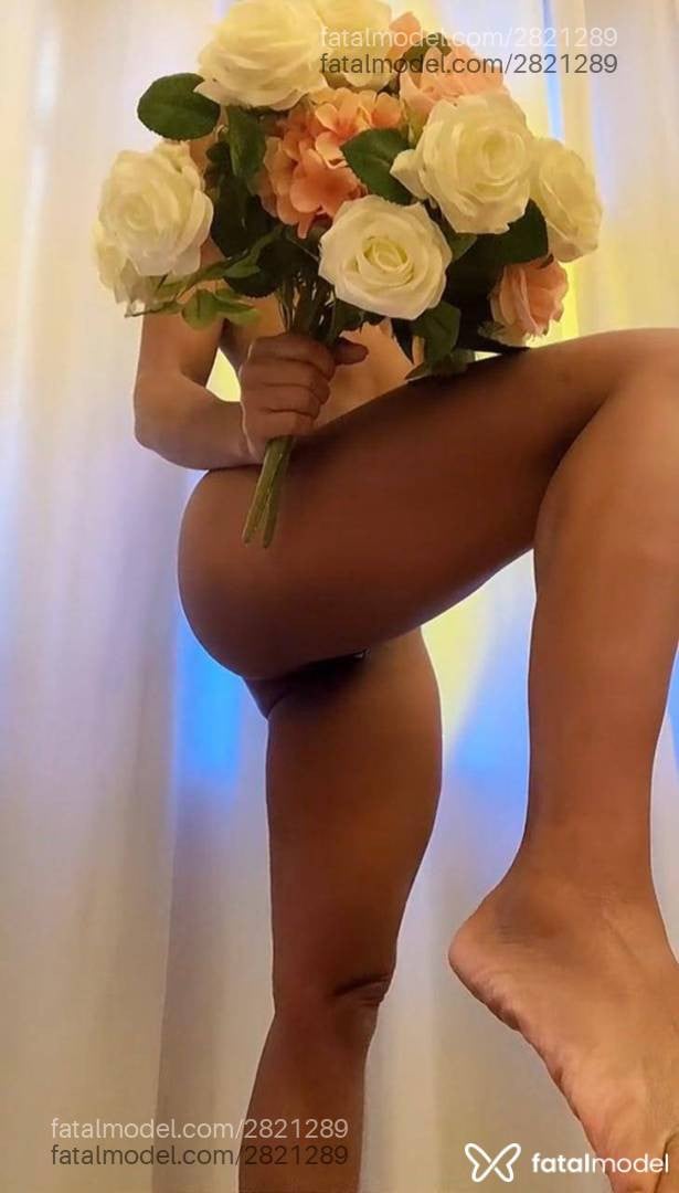 Acompanhante mulher morena (o) de olhos pretos - Bella Martins