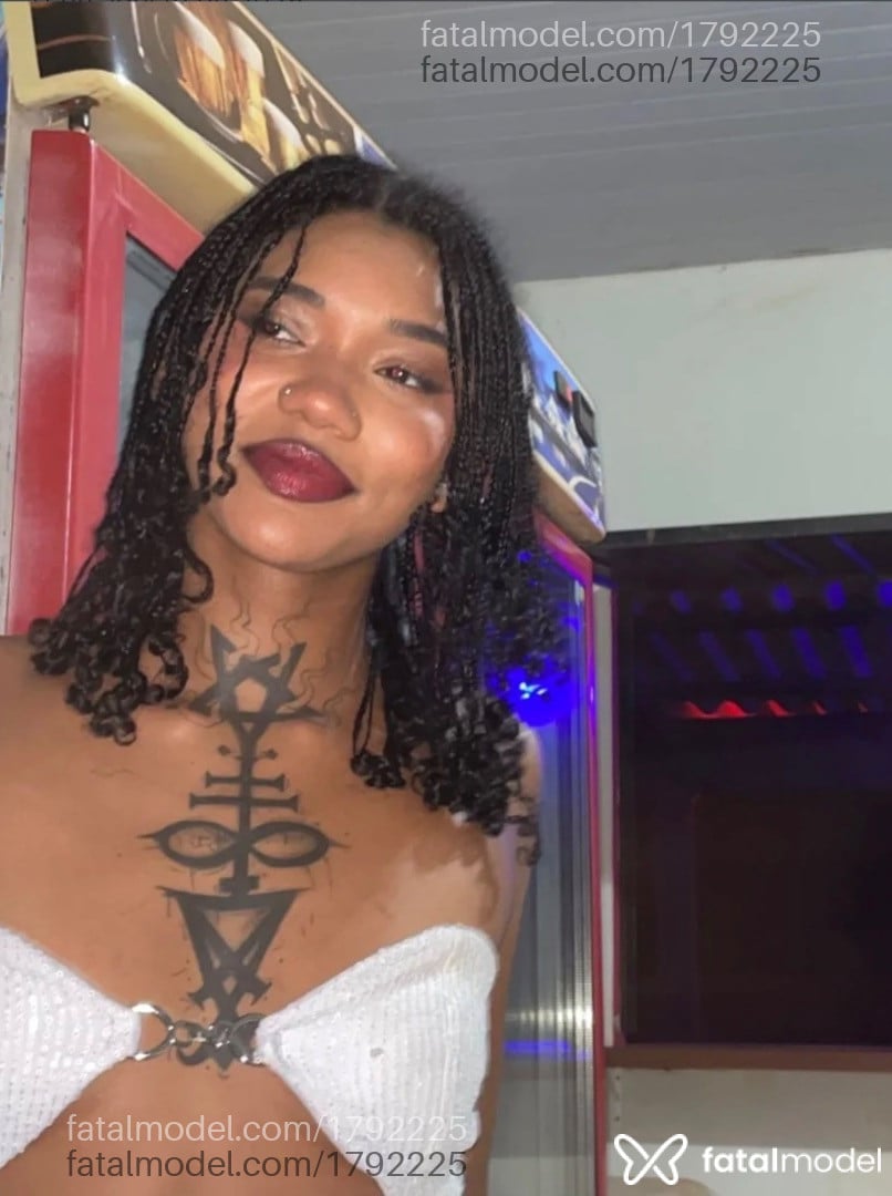 Acompanhante mulher com cabelo castanho de olhos castanhos em São Paulo - Pretinha