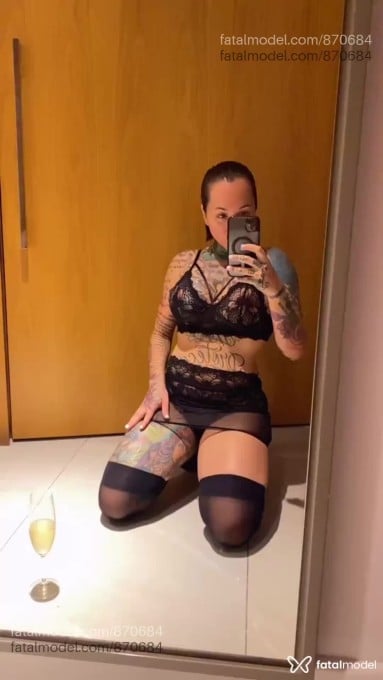 Acompanhante mulher com cabelo castanho de olhos castanhos em Campinas Acompanhante mulher com cabelo castanho de olhos castanhos em Campinas - Moniky