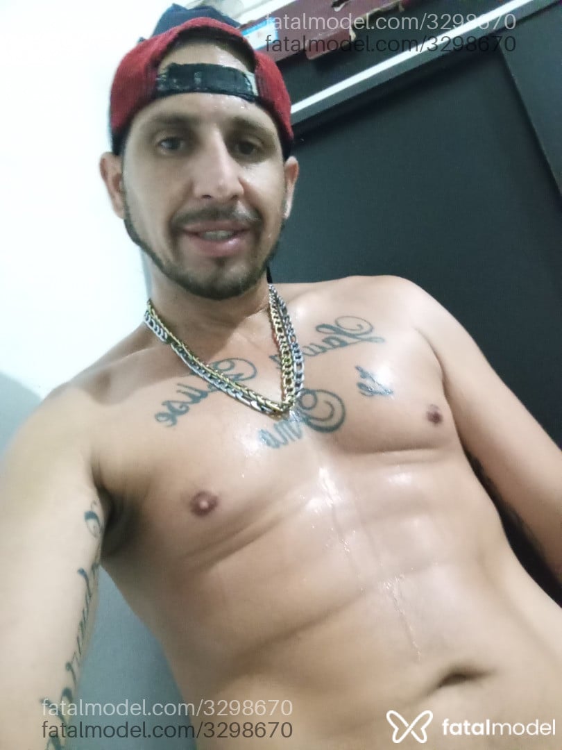 Acompanhante homem com cabelo castanho de olhos castanhos - John Alan Dos Sant Acompanhante homem com cabelo castanho de olhos castanhos - John Alan Dos Sant