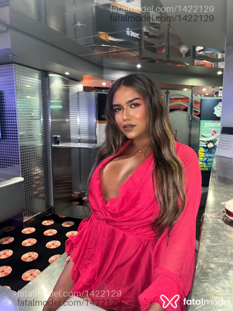 Acompanhante mulher trans morena (o) de olhos castanhos em Araruama Acompanhante mulher trans morena (o) de olhos castanhos em Araruama - Valeska Foxx