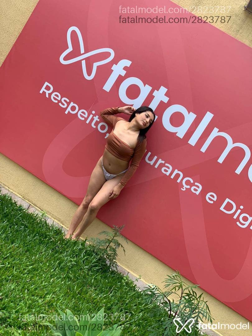 Acompanhante mulher com cabelo castanho de olhos castanhos em Curitiba Acompanhante mulher com cabelo castanho de olhos castanhos em Curitiba - Manuzinha