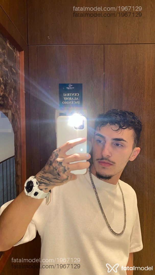 Acompanhante homem com cabelo castanho de olhos mel em Balneário Camboriú Acompanhante homem com cabelo castanho de olhos mel em Balneário Camboriú - Arthur Maximilian