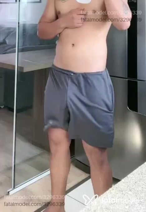 Acompanhante homem com cabelo castanho de olhos pretos em Curitiba - Daniel