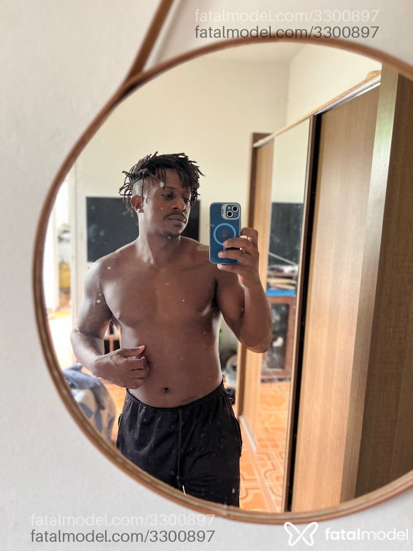 Acompanhante homem com cabelo castanho de olhos castanhos em Virtual - Criolo