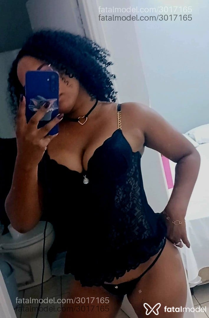 Acompanhante mulher morena (o) de olhos pretos - Livia
